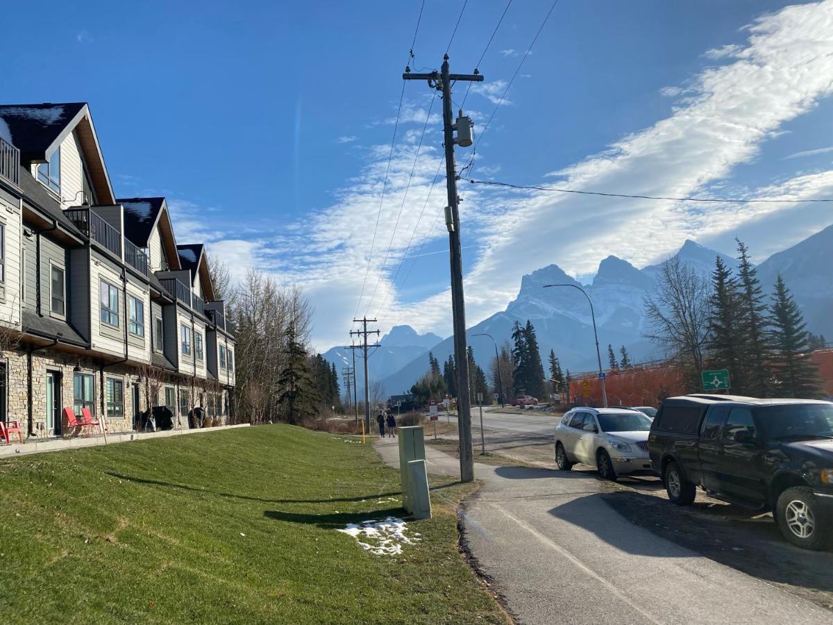 Brand New 2Br Condo With Outdoor Swimming Pool And Hot Tub Canmore Exterior foto