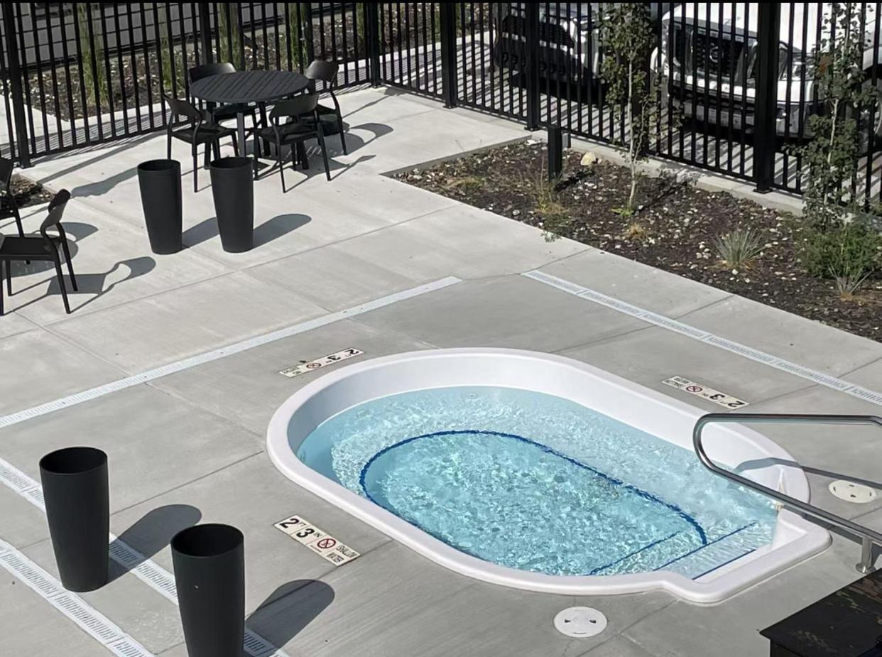 Brand New 2Br Condo With Outdoor Swimming Pool And Hot Tub Canmore Exterior foto