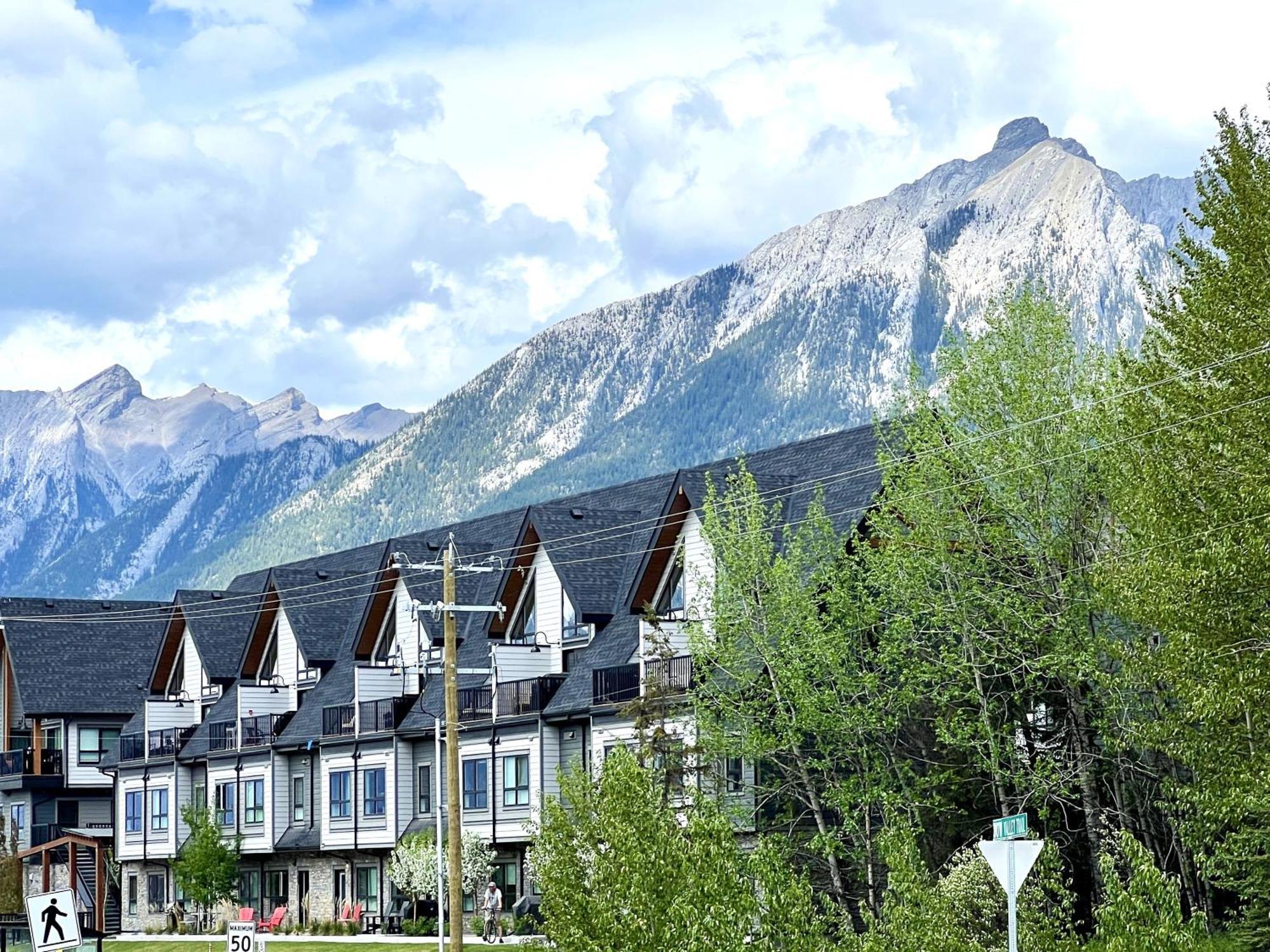 Brand New 2Br Condo With Outdoor Swimming Pool And Hot Tub Canmore Exterior foto
