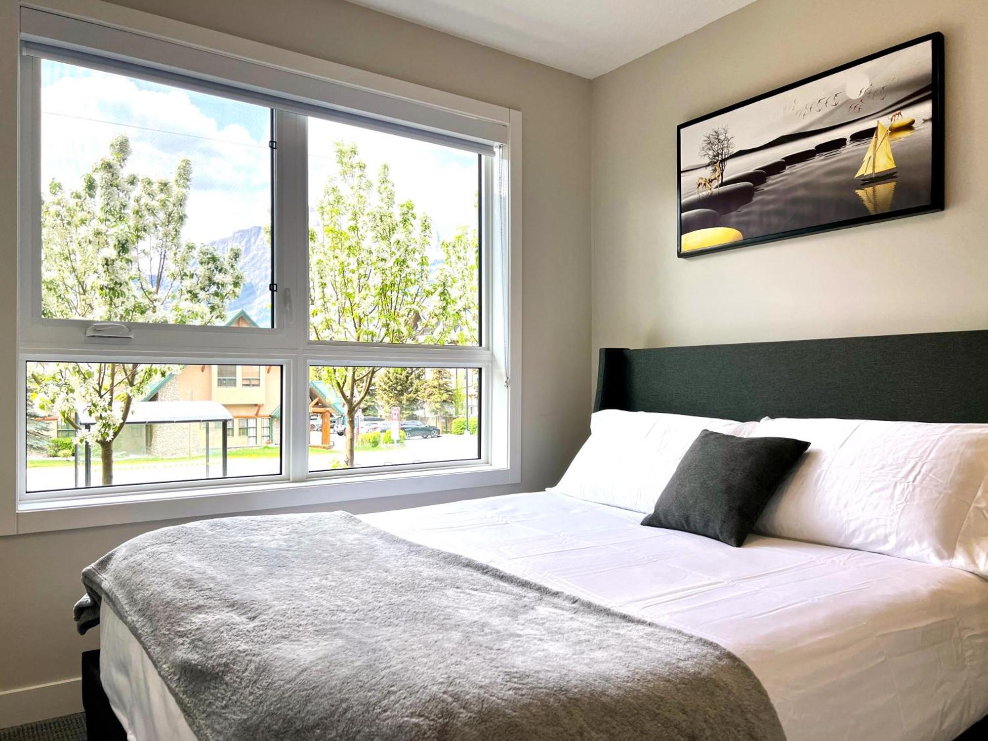 Brand New 2Br Condo With Outdoor Swimming Pool And Hot Tub Canmore Exterior foto