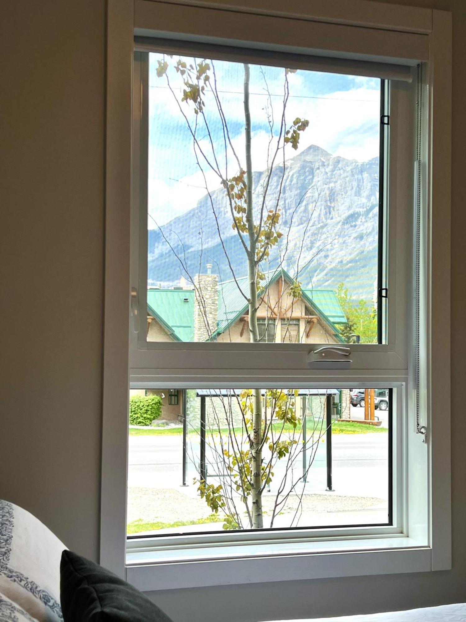 Brand New 2Br Condo With Outdoor Swimming Pool And Hot Tub Canmore Exterior foto