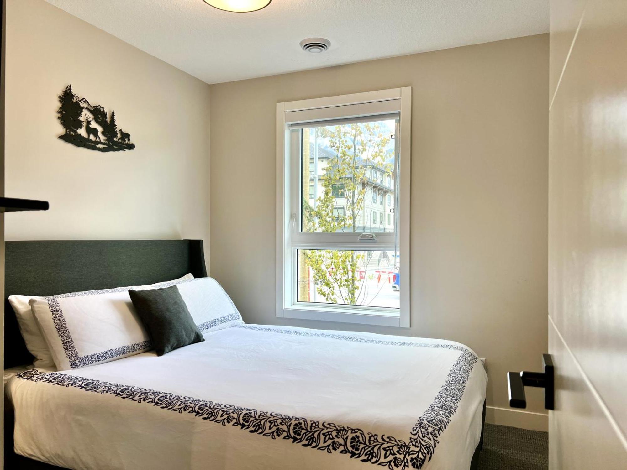 Brand New 2Br Condo With Outdoor Swimming Pool And Hot Tub Canmore Exterior foto