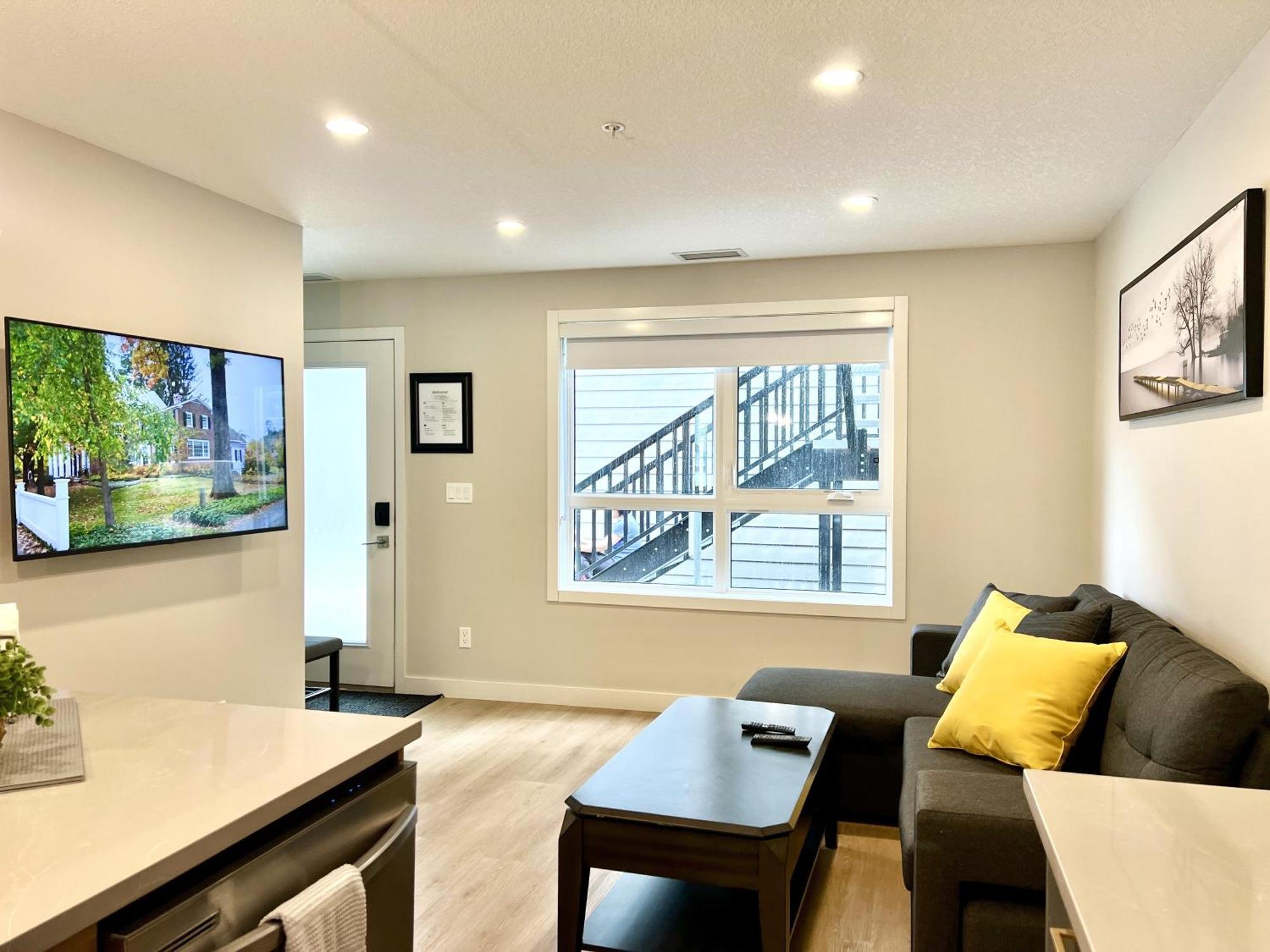 Brand New 2Br Condo With Outdoor Swimming Pool And Hot Tub Canmore Exterior foto
