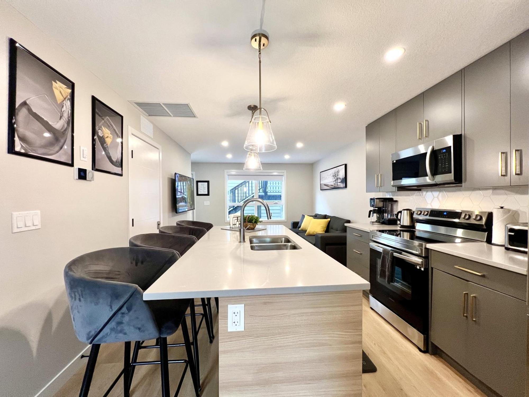 Brand New 2Br Condo With Outdoor Swimming Pool And Hot Tub Canmore Exterior foto